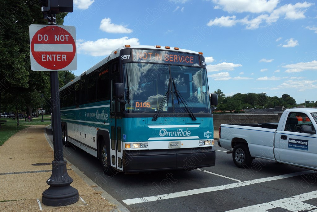 Un panneau "Do Not Enter" au premier plan d'une avenue où circule un bus.