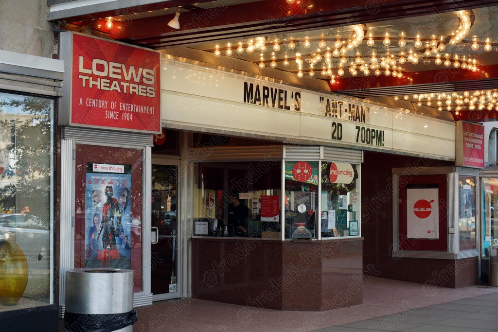 La façade illuminée d'un cinéma Loews annonçant un film Marvel.