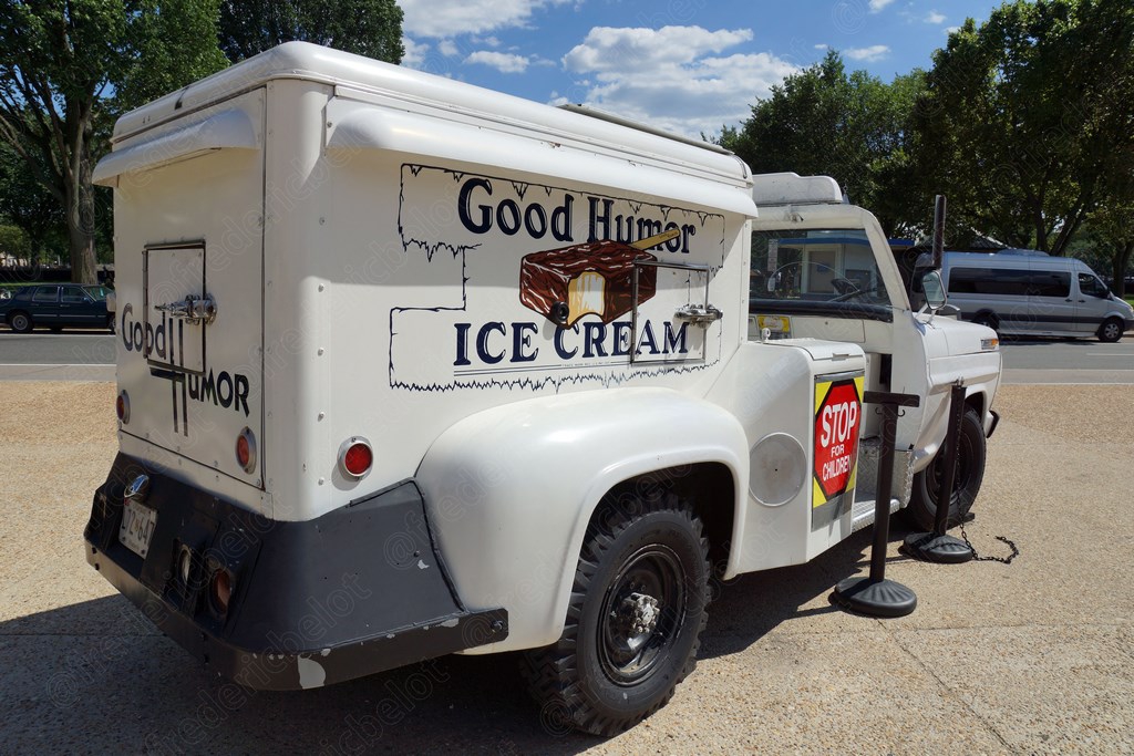Un camion de glacier vintage "Good Humor Ice Cream" garé dans la rue.
