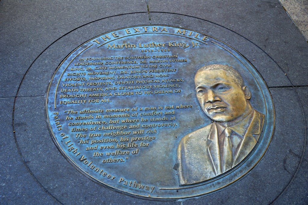 Une plaque commémorative au sol représentant le portrait de Martin Luther King Jr.