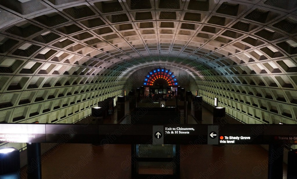 L'intérieur voûté et caissonné d'une station du métro de Washington.