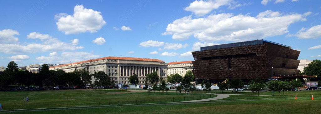 Le bâtiment du National Museum of African American History vu depuis la pelouse du Mall.