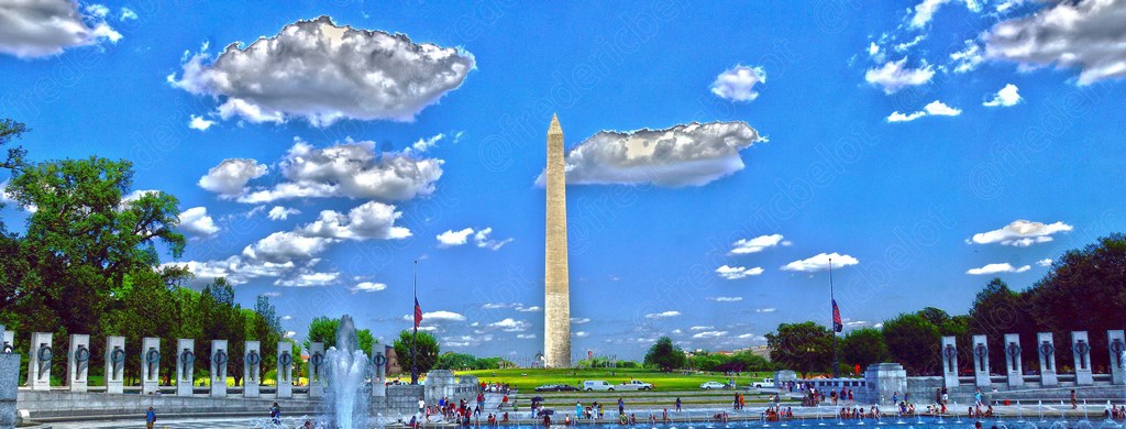 Le Washington Monument se reflète au-dessus du bassin et des fontaines du mémorial de la Seconde Guerre mondiale.