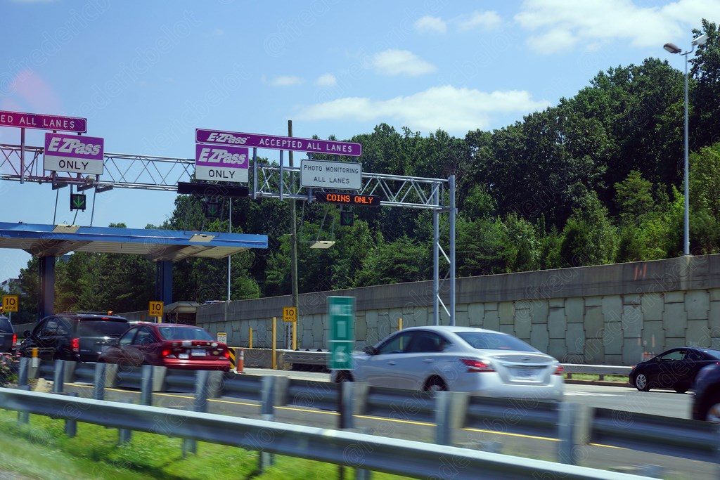 Une voie réservée au télépéage E-ZPass sur une autoroute urbaine.