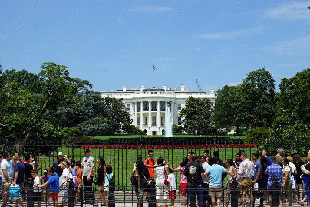 La Maison-Blanche vue depuis la grille, un groupe de visiteurs au premier plan.