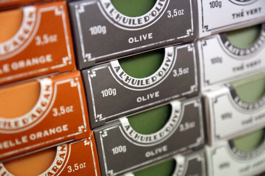 Des boîtes de thé et de savon parfumé à l'huile d'olive et à l'orange.