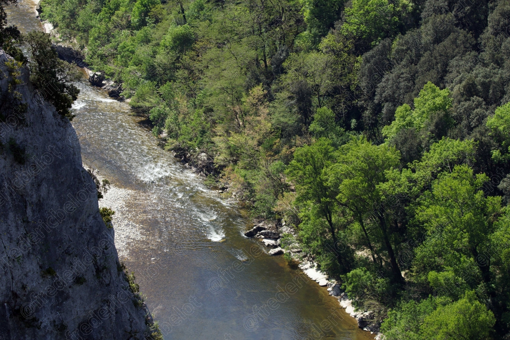 La rivière serpente au fond des gorges boisées, encadrée par des parois rocheuses abruptes.
