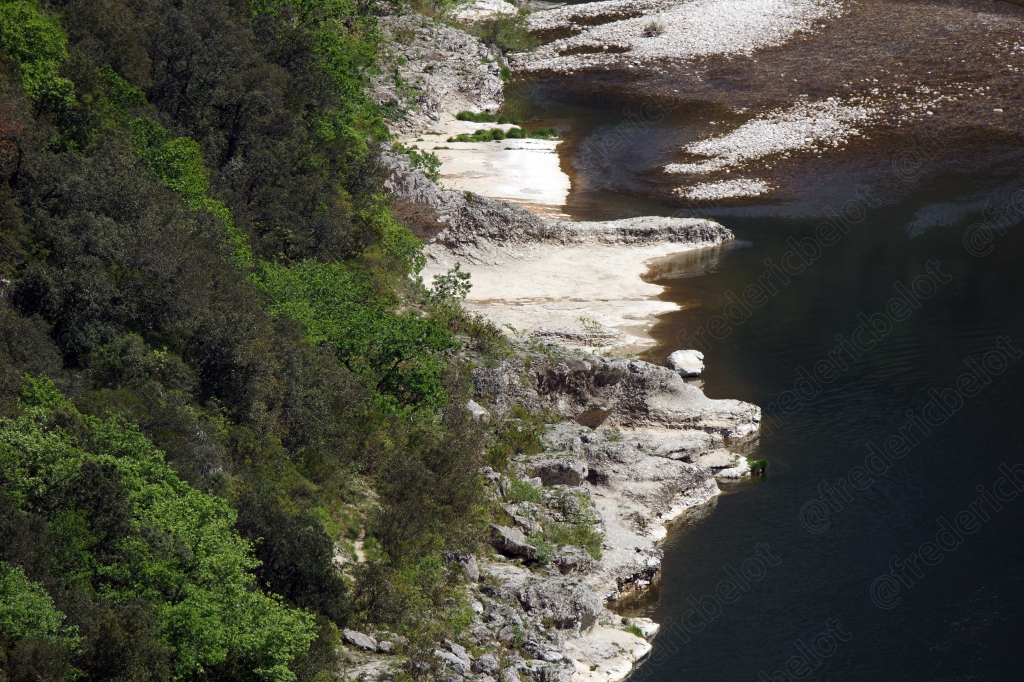 Un méandre asséché en partie laisse apparaître de larges bancs de galets blancs au creux des gorges.