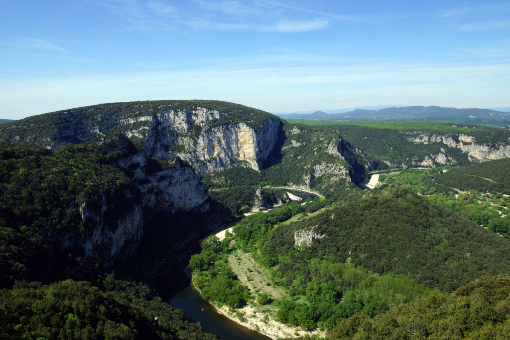 Vue étendue sur les gorges de l'Ardèche et leurs falaises successives à perte de vue.