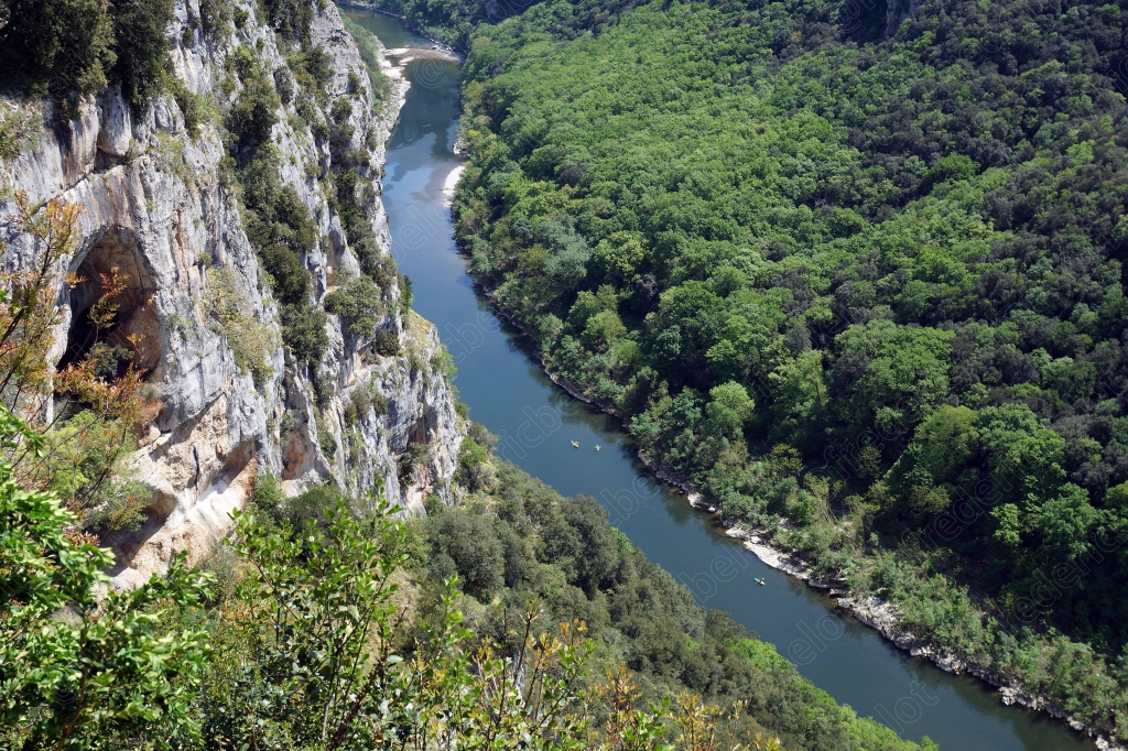 Vue en enfilade sur plusieurs méandres successifs des gorges de l'Ardèche.