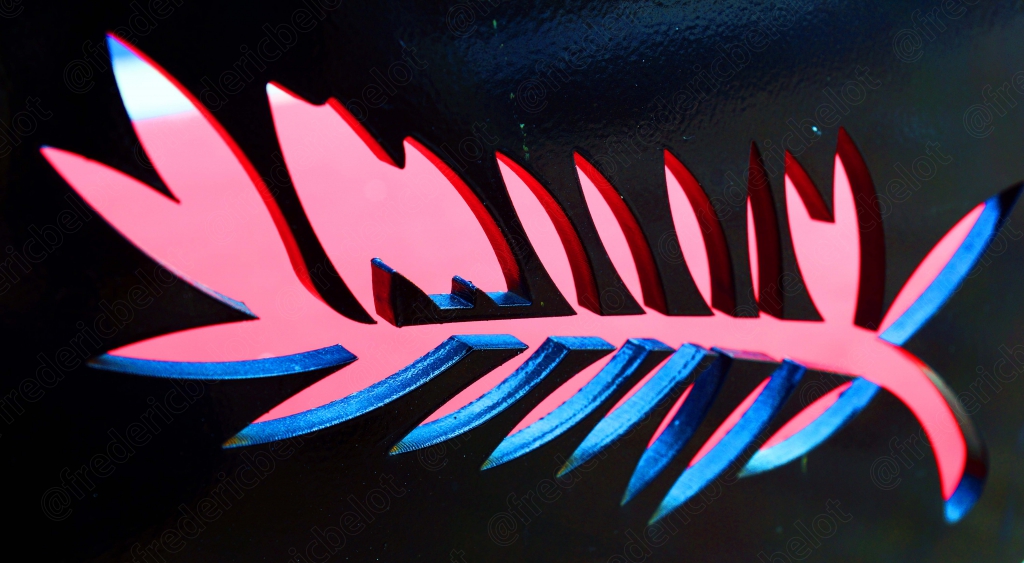 La sculpture de la Palme d'or, symbole du festival de Cannes, illuminée en rose et bleu.