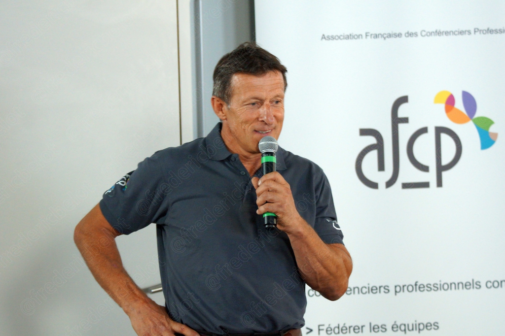 Le même intervenant poursuit son propos devant le kakémono de l'AFCP.
