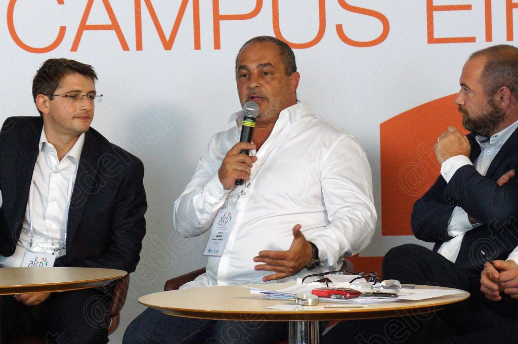 Cinq intervenants assis en table ronde sous le kakémono "Campus Eiffel".