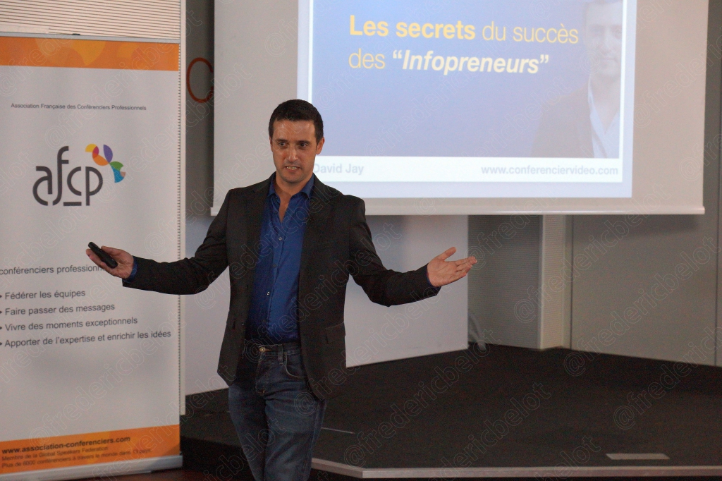 Un homme en chemise grise parle au micro devant le logo Campus Eiffel.