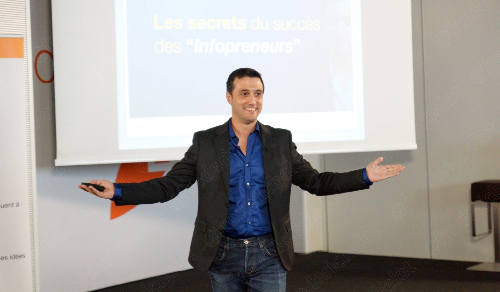 Une fresque de mind-mapping murale, un homme se tient debout devant, discussion en cours.