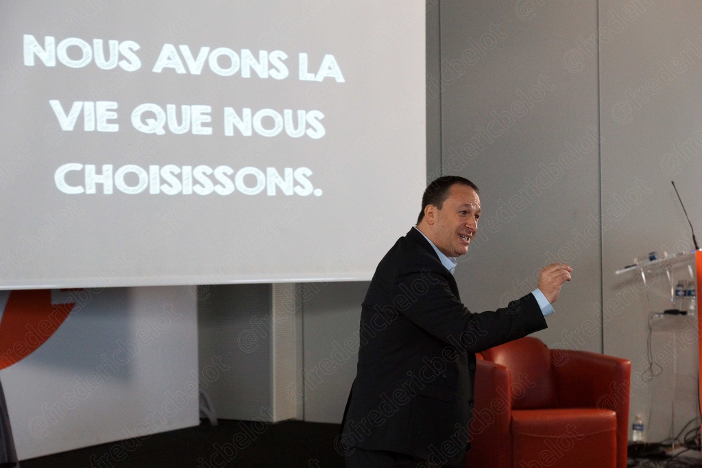 Écran de projection affichant « Nous avons la vie que nous choisissons »