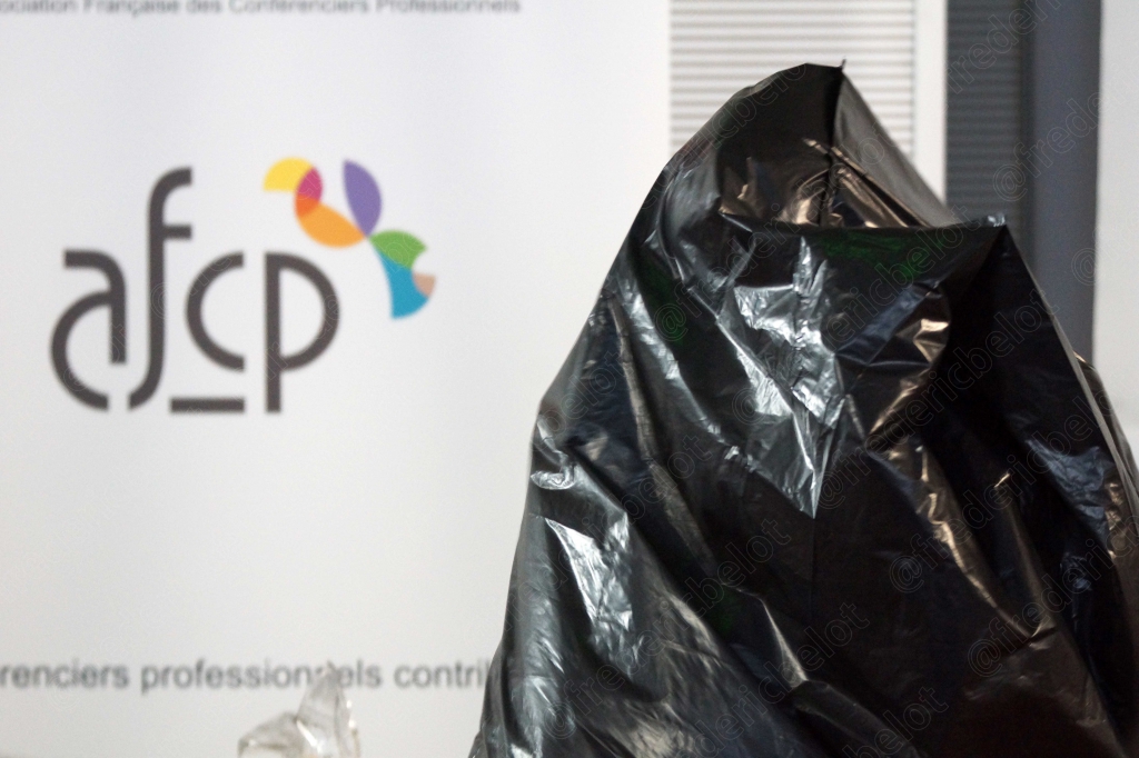 Gros plan sur un sac plastique noir déployé