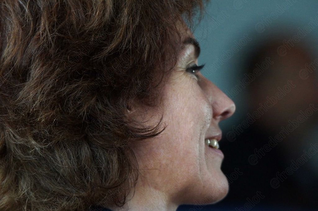 Femme aux cheveux bruns, gros plan de profil, souriante