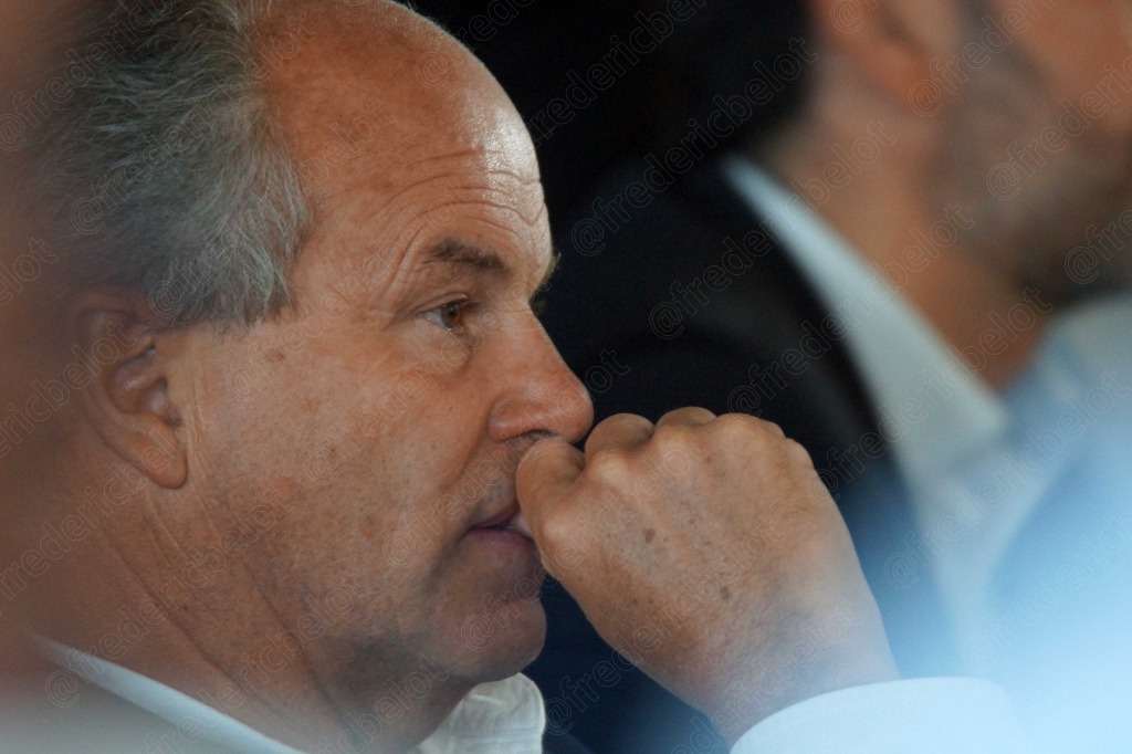 Deux hommes de profil, l'un le poing sous le menton, attentifs