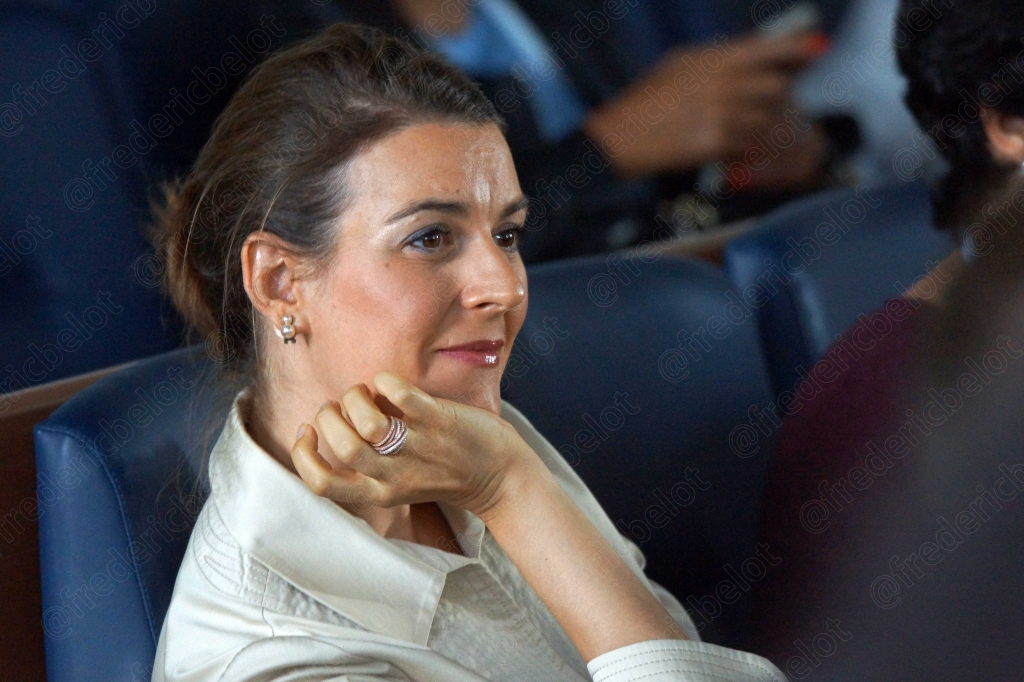 Femme assise, menton posé sur la main, expression pensive