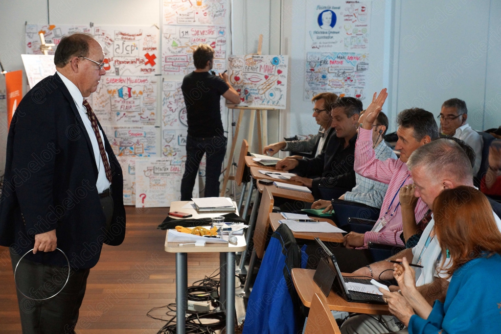Homme en costume de dos, participant dessinant sur un mur de mind-mapping en arrière-plan