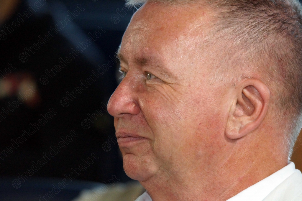 Homme chauve de profil, dans le public