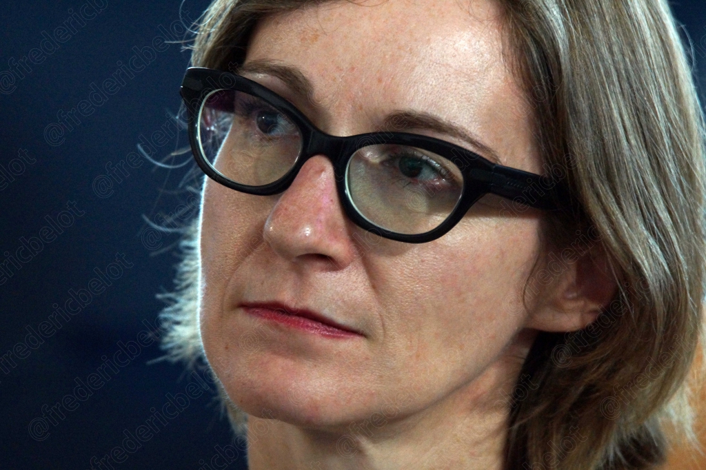 Femme à lunettes noires, expression sérieuse, gros plan