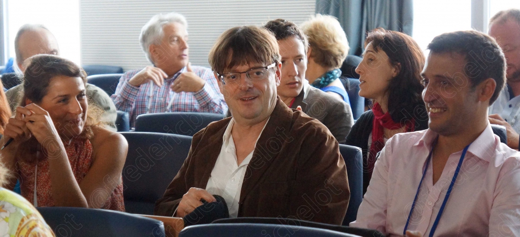 Groupe de participants riant ensemble dans le public