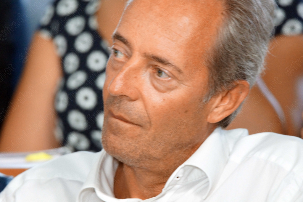 Homme en chemise blanche, expression pensive, gros plan de profil