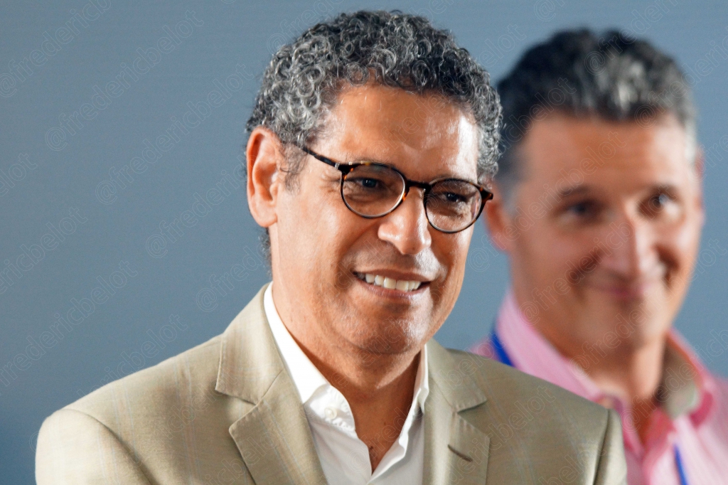 Deux hommes souriants côte à côte