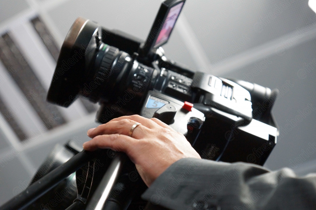 Gros plan sur une caméra vidéo tenue à l'épaule