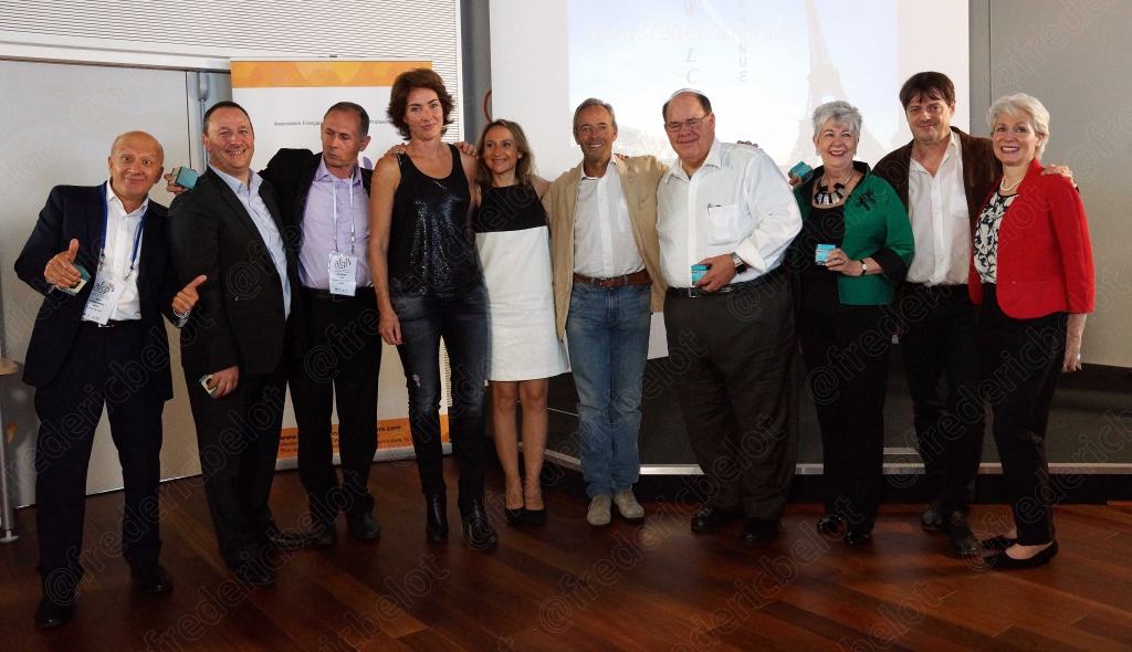 Groupe de personnes posant en photo de groupe, remise de prix