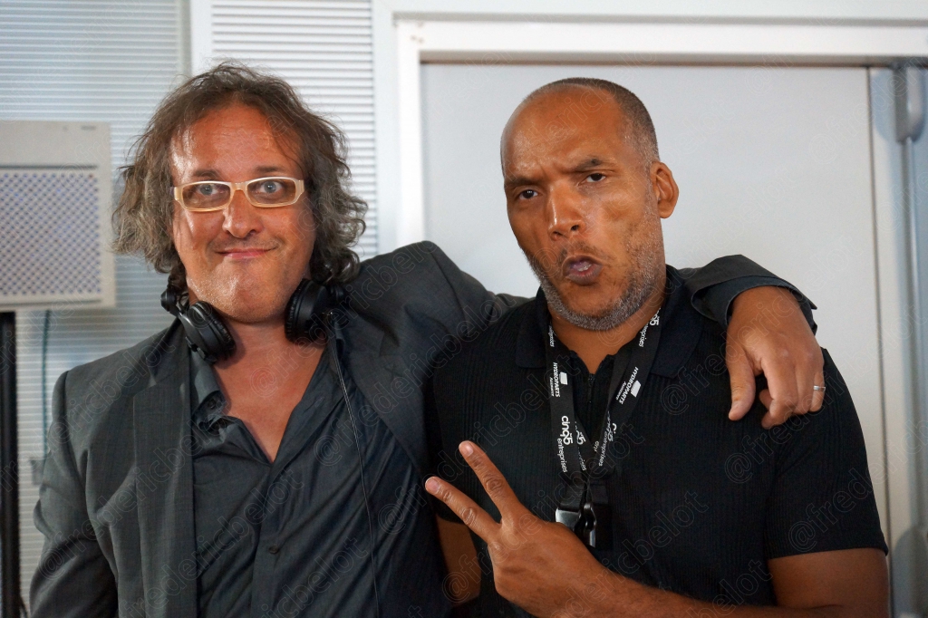 Deux hommes posant bras dessus dessous, expression amusée