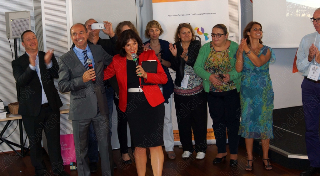 Groupe applaudissant et prenant des photos, ambiance festive