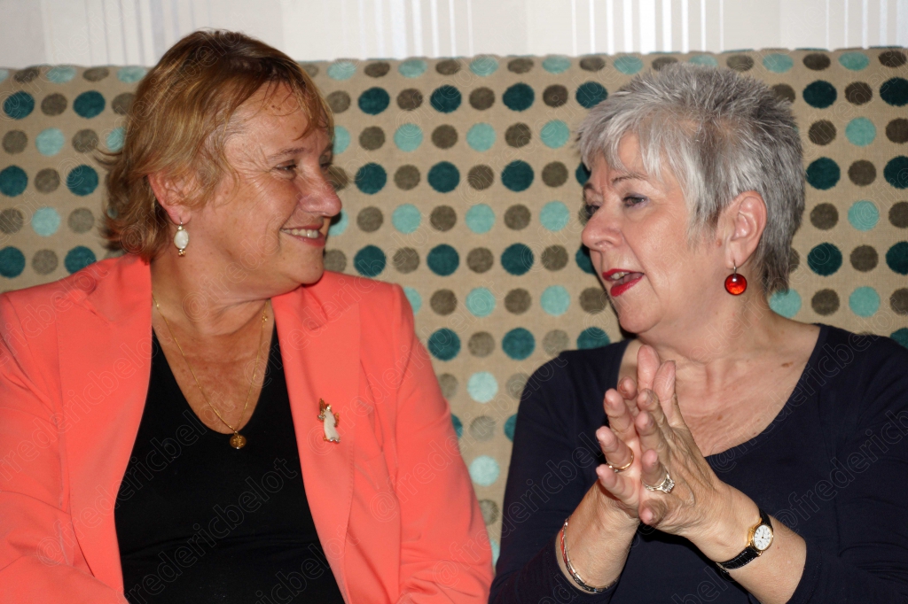 Deux femmes partagent un moment de rire pendant le dîner.