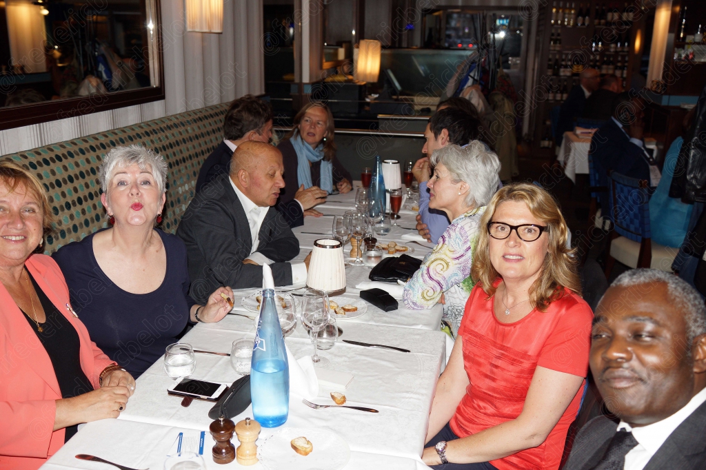 Une tablée nombreuse pose ensemble pendant le dîner.