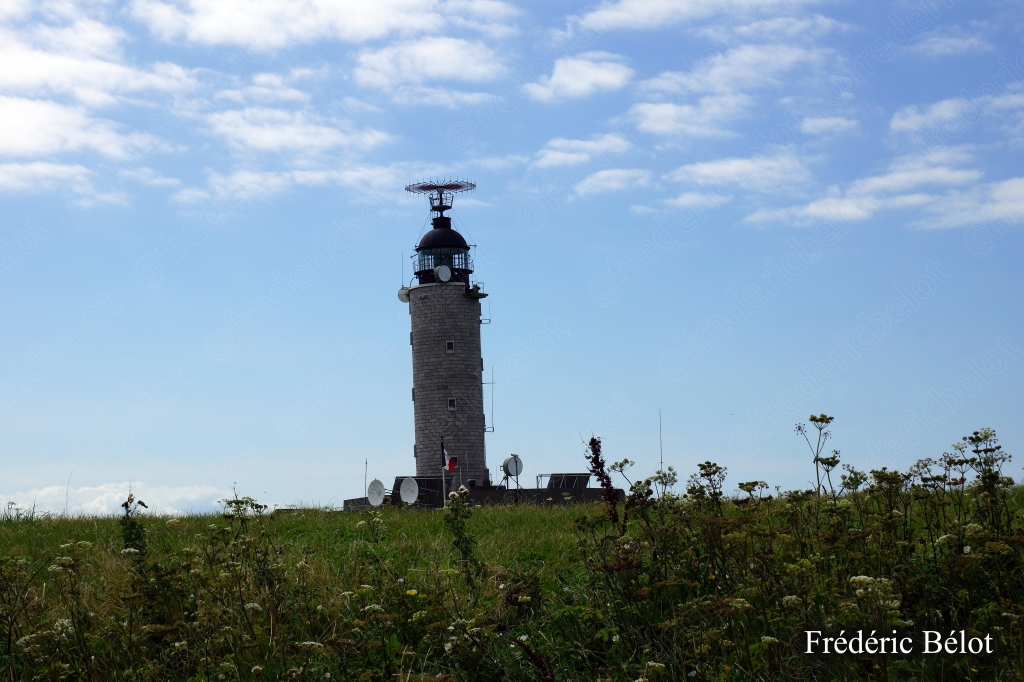 Le phare du Cap Gris-Nez photographié en contre-plongée sous un ciel bleu.