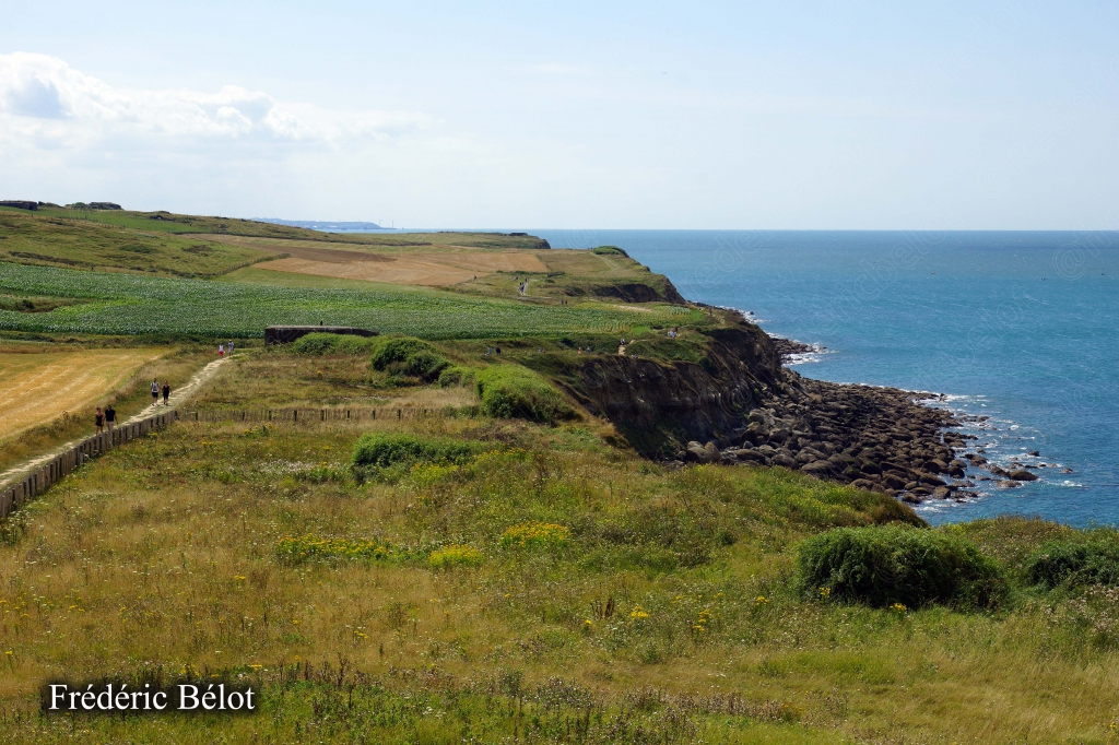 Vue en enfilade sur la côte depuis le sommet d'une falaise.
