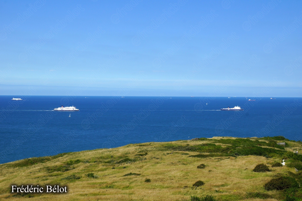 Vue panoramique sur la côte escarpée du Cap Gris-Nez et la mer.