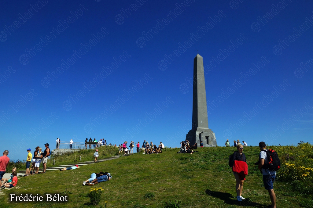 L'obélisque du monument commémoratif du Cap Blanc-Nez, vu en contre-plongée.