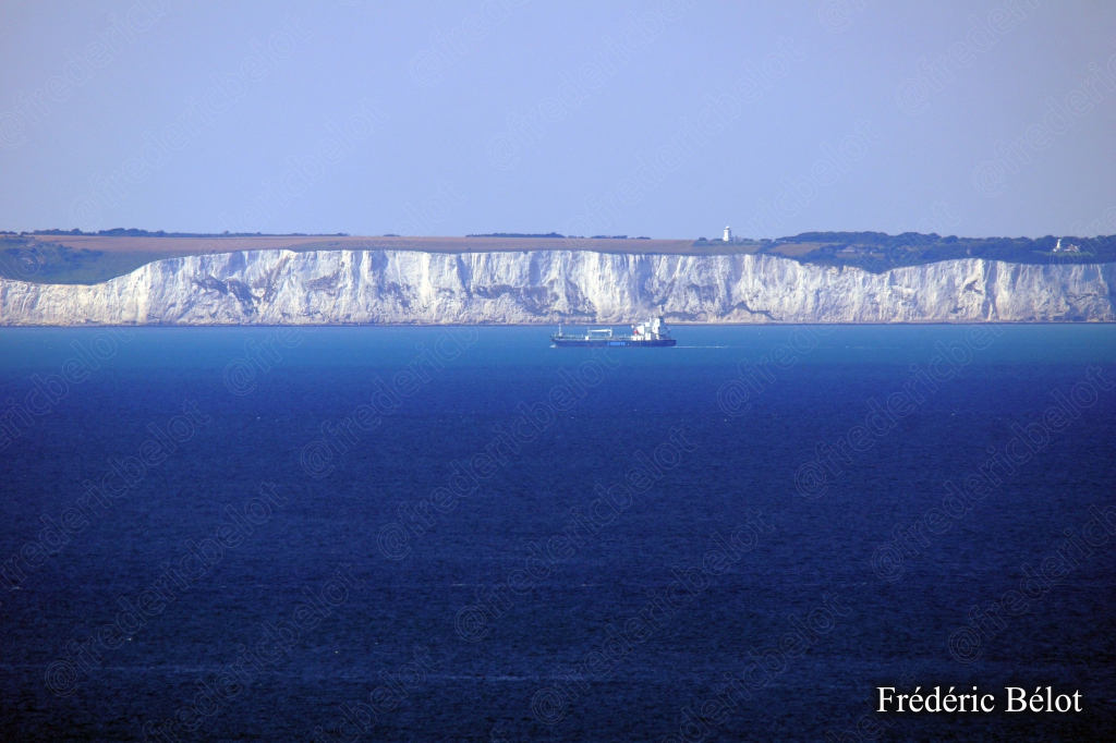Vue aérienne sur la plage et les champs cultivés du littoral.