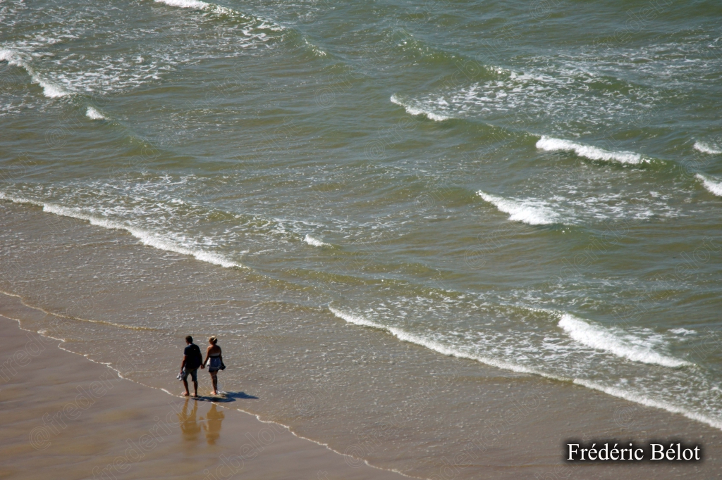 Des visiteurs se rassemblent au pied de l'obélisque commémoratif du Cap Blanc-Nez.