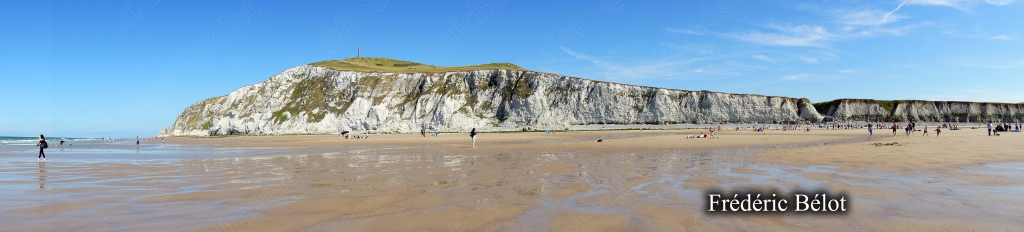 Un ferry P&O navigue près du rivage, falaises blanches en arrière-plan.