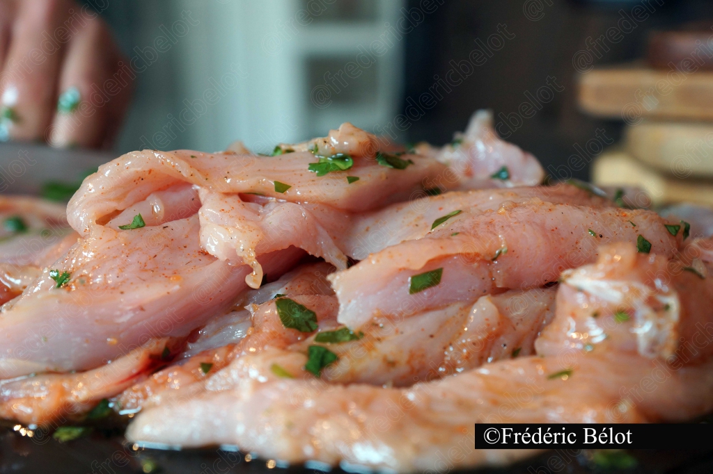 Des tranches de viande blanche assaisonnées d'herbes fraîches.
