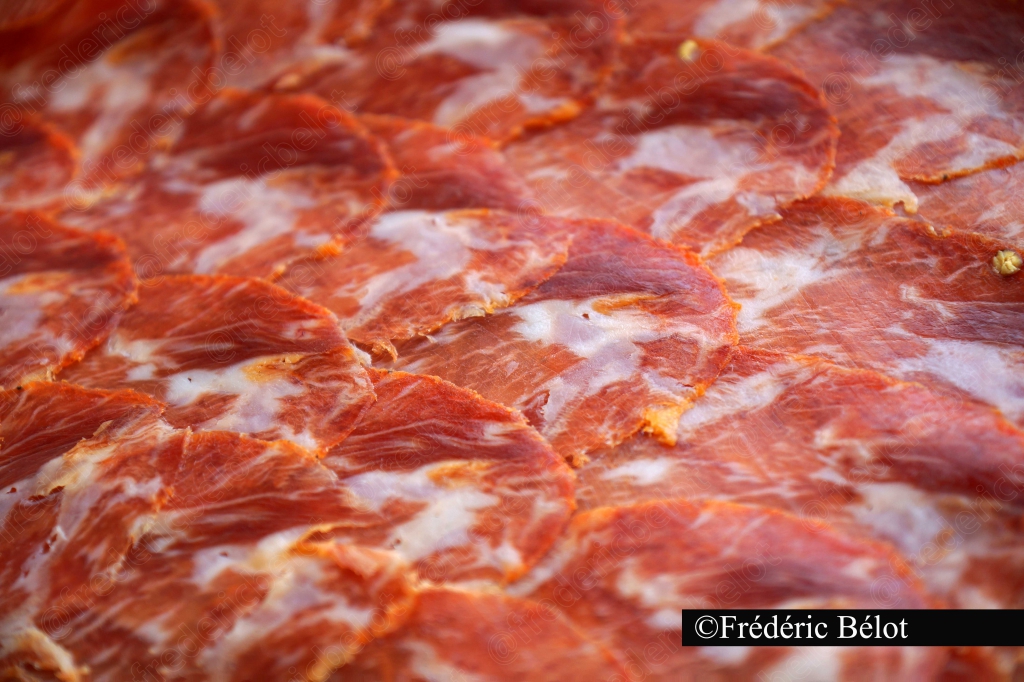 Des tranches de charcuterie fine présentées en gros plan.