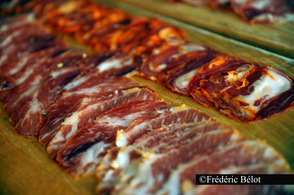 Des tranches de chorizo ou saucisson épicé disposées en rangées.