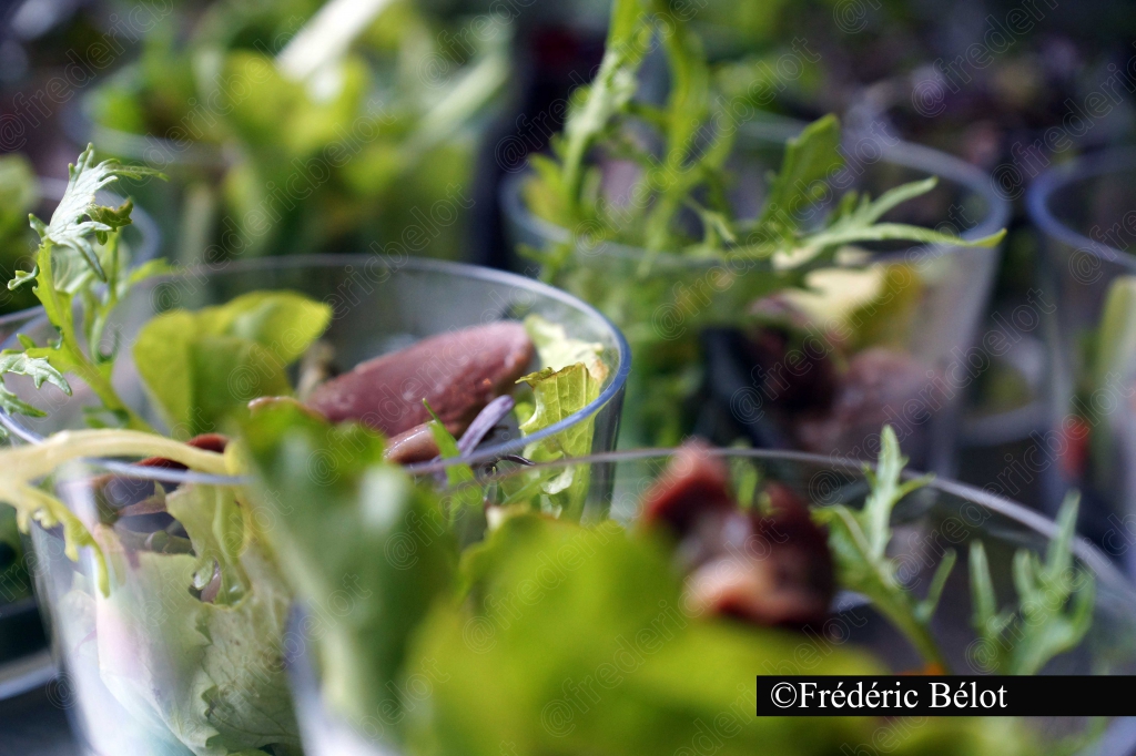 Des herbes fraîches et fleurs comestibles servies dans des verrines.