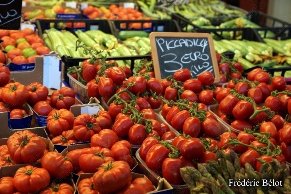 Un étal de haricots verts frais, étiquette de prix "Piccadily".