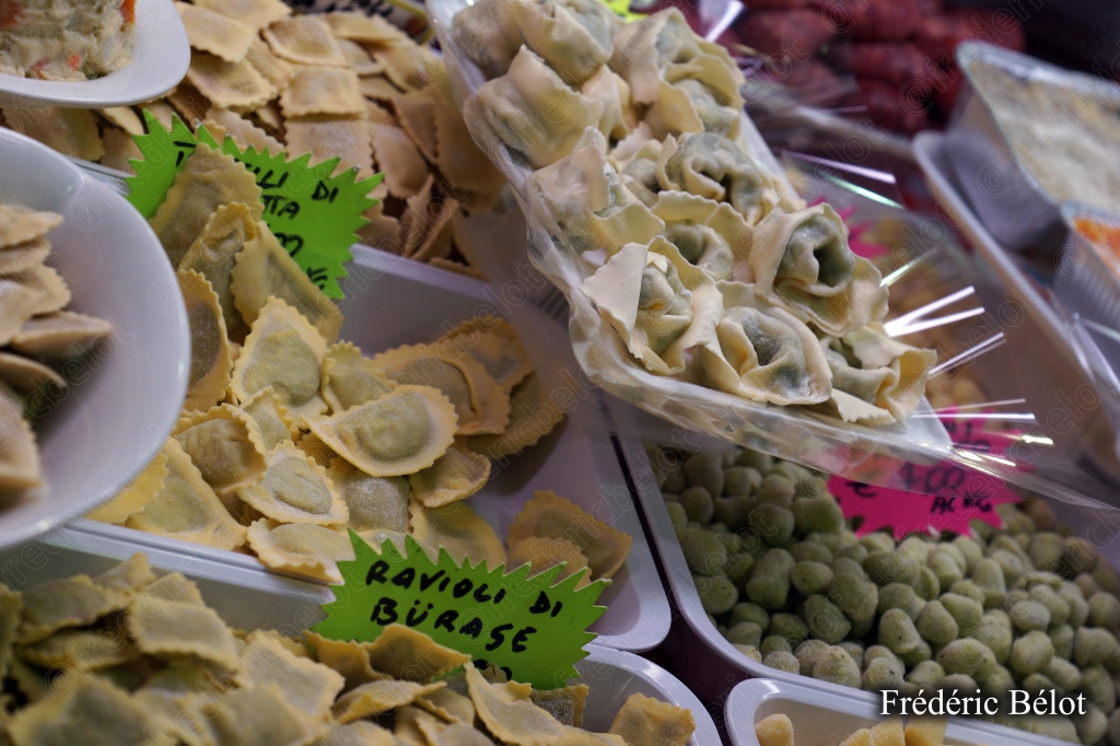 Des pâtes fraîches variées présentées dans des barquettes, dont des ravioli.