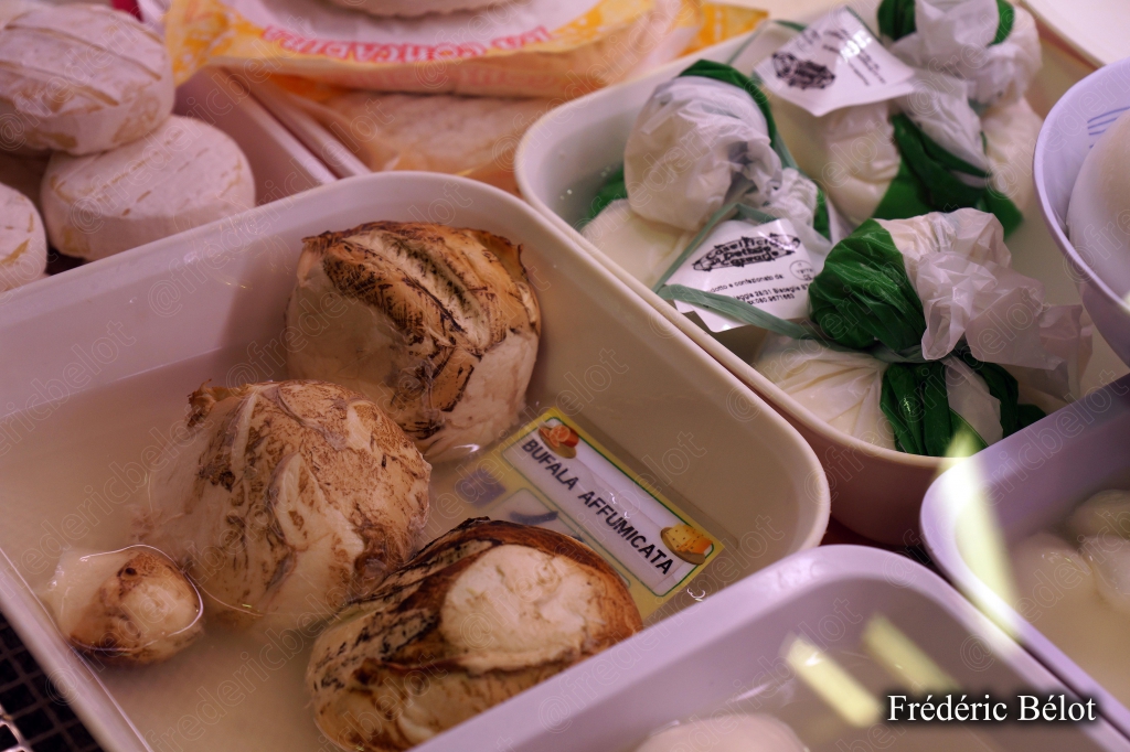Des fromages de bufala et burrata présentés en barquettes.